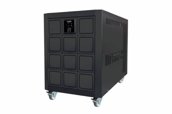 Nobreak de grande porte, preto, com rodinhas para mobilidade. Painel frontal com múltiplos compartimentos e visor digital. Indicado para ambientes corporativos com maior demanda energética.