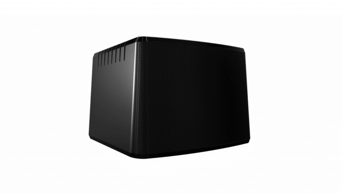 Dispositivo eletrônico preto em formato retangular, com grade frontal e laterais ventiladas, sobre fundo preto.