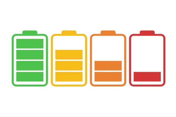 Ilustração com quatro ícones de bateria em diferentes níveis: cheia (verde), média (amarelo), baixa (laranja) e crítica (vermelho), representando o estado de carga.