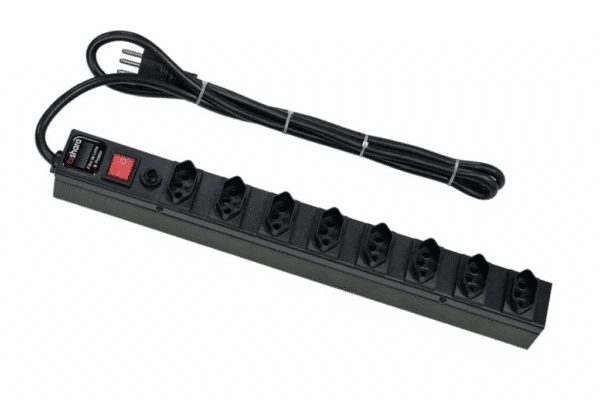 Dispositivo com múltiplas tomadas e chave liga/desliga, utilizado para proteção básica contra surtos e organização de conexões elétricas.