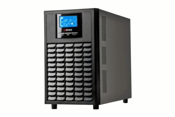 Equipamento nobreak preto da marca TS Shara com painel digital frontal, usado para proteção e continuidade de energia em equipamentos eletrônicos.