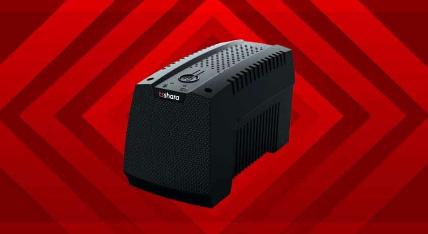 mini no break da ts shara em um fundo vermelho