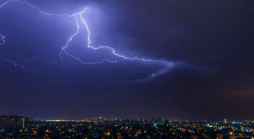um trovão sob uma cidade em meio a uma tempestade