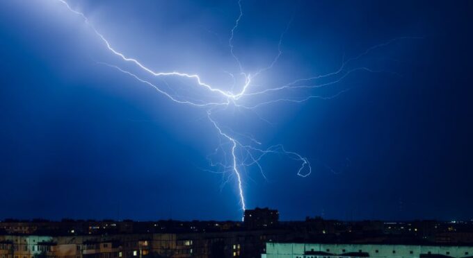 um fundo de tempestade e um trovão no céu 