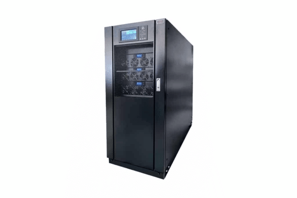Nobreak corporativo de grande porte sobre fundo branco, em formato de torre, com painel digital na parte superior, módulos internos aparentes e estrutura robusta para uso profissional ou em servidores.