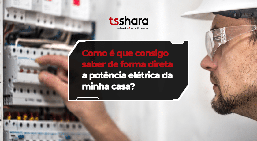 Técnico avaliando quadro elétrico residencial.