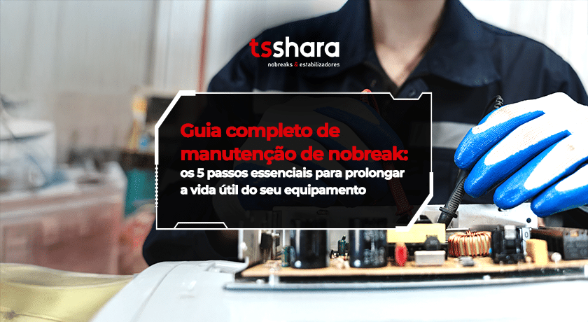 Técnico realizando manutenção em nobreak