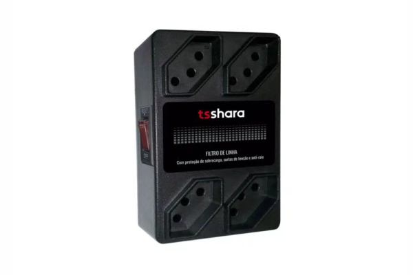 Filtro de linha preto da marca TS Shara, em formato vertical, com quatro tomadas frontais. No centro, há uma etiqueta com a informação “Filtro de Linha” e indicação de proteção contra sobrecarga, surtos de tensão e antirraio.
