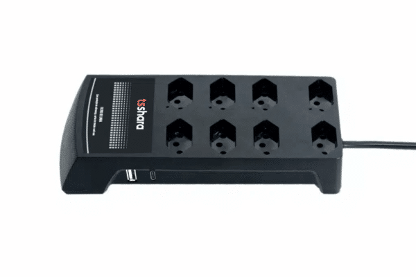 Filtro de linha preto da marca TS Shara, em formato horizontal, com oito tomadas na parte superior. O produto aparece sobre fundo branco e possui cabo de energia saindo pela lateral direita.