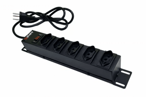 Filtro de linha preto da marca TS Shara, com cinco tomadas, cabo de energia com plugue e botão liga/desliga vermelho. O produto tem estrutura alongada e suportes laterais para fixação.