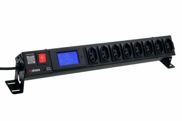 Filtro de linha profissional preto da marca TS Shara, em formato alongado, com várias tomadas, botão vermelho liga/desliga e visor digital azul indicando informações elétricas. O produto aparece sobre fundo branco.
