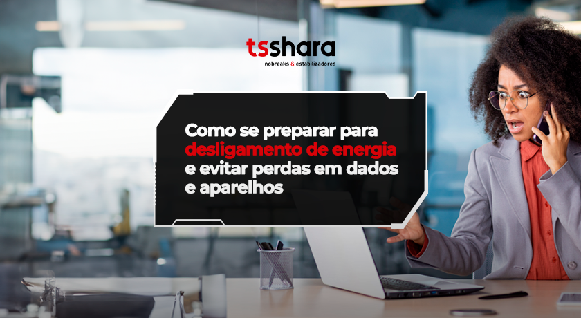 Mulher preocupada usando notebook durante possível desligamento de energia.