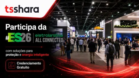 Banner da TS Shara divulgando participação na Eletrolarshow ES26. À esquerda, há o logo da marca e textos sobre soluções de proteção e energia inteligente. À direita, aparece um grande evento corporativo com estandes, visitantes e iluminação moderna, com efeitos vermelhos tecnológicos na parte inferior.