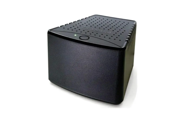 Equipamento TS Shara compacto e preto, com frente texturizada, botão superior e pequeno indicador luminoso verde. O produto aparece em perspectiva sobre fundo branco, com aparência robusta e moderna.