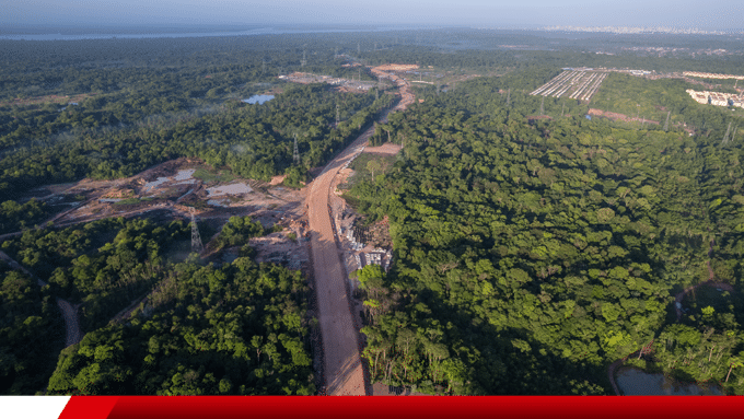 Vista aérea de área florestal com estrada em obras.