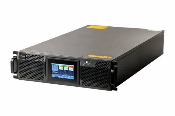 Nobreak rack preto com display digital frontal sobre fundo branco.