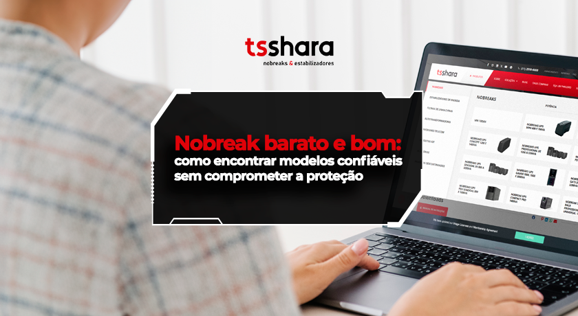 Pessoa pesquisando modelos de nobreak em notebook, com chamada para artigo sobre nobreak barato e bom.