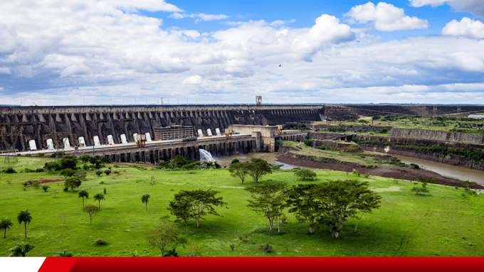 Usina hidrelétrica em área verde sob céu nublado