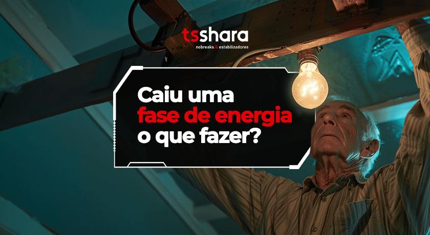 Pessoa verificando lâmpada após queda de uma fase de energia.