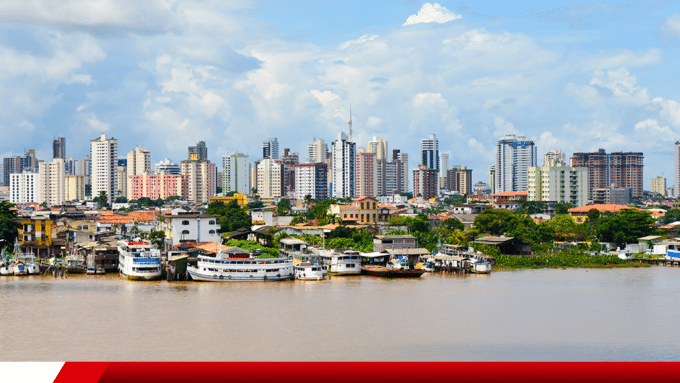Vista urbana de Belém com rio e prédios ao fundo