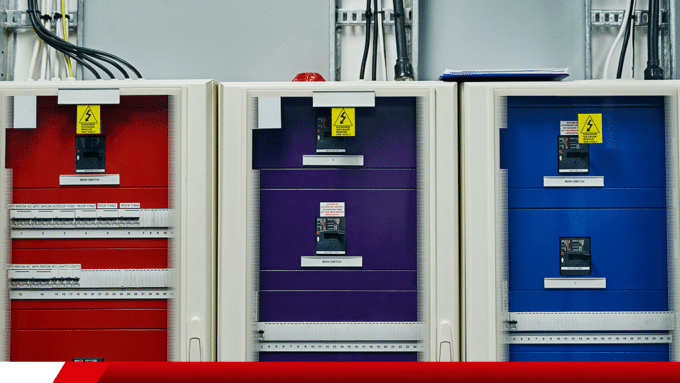 Painéis elétricos industriais com sinalização de alta tensão