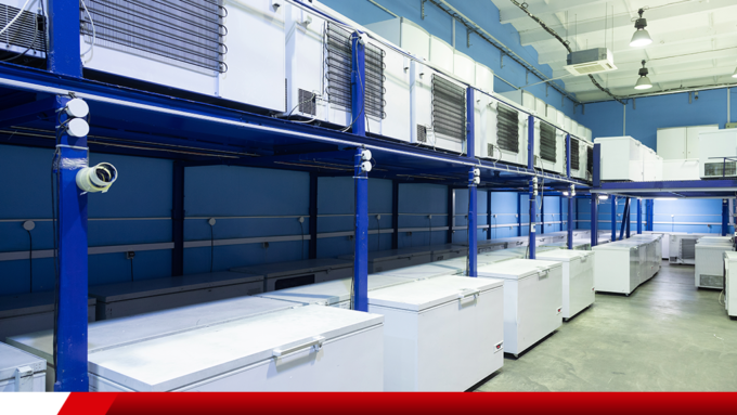 Freezers industriais em área refrigerada.