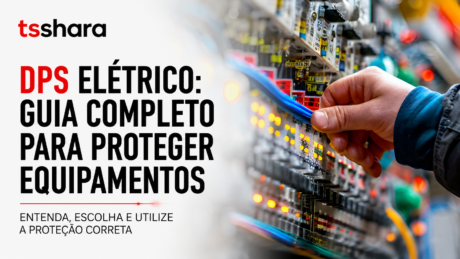 A imagem apresenta um material informativo da marca Tsshara sobre DPS elétrico (Dispositivo de Proteção contra Surtos). À esquerda, há o título “DPS ELÉTRICO: GUIA COMPLETO PARA PROTEGER EQUIPAMENTOS”, com destaque para a palavra DPS em vermelho. Abaixo, o texto reforça a orientação: “entenda, escolha e utilize a proteção correta”. À direita, aparece uma cena realista de um técnico interagindo com um painel elétrico industrial, conectando cabos azuis em módulos de proteção, com luzes indicativas e componentes eletrônicos visíveis. A composição transmite um conteúdo técnico e educativo sobre proteção elétrica e segurança de equipamentos.