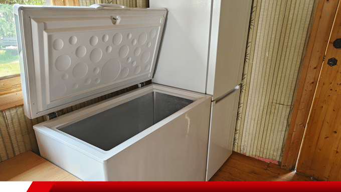 Freezer horizontal aberto em ambiente residencial.