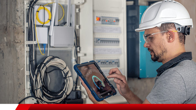 Eletricista inspecionando quadro elétrico