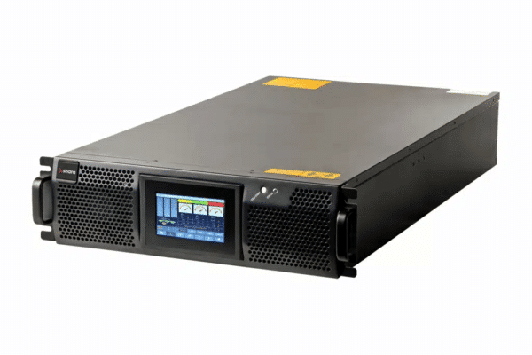 Imagem de produto apresentando um nobreak TS Shara em formato rack, na cor preta, sobre fundo branco. O equipamento possui estrutura horizontal para instalação em rack, painel frontal com display digital colorido, entradas de ventilação e alças laterais. A fotografia destaca o produto em uma perspectiva frontal e lateral.
