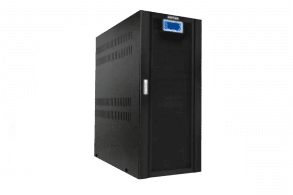 Imagem de um nobreak TS Shara de grande porte, na cor preta, apresentado em perspectiva frontal/lateral sobre fundo branco. O equipamento possui formato vertical, gabinete robusto, entradas de ventilação laterais e display digital na parte superior frontal, transmitindo a ideia de uma solução para aplicações de maior potência.