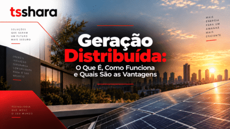 Arte da TS Shara sobre “Geração Distribuída”. A composição mostra painéis solares instalados no telhado de um edifício, com uma cidade ao fundo durante o pôr do sol, representando a geração de energia próxima ao local de consumo. O título destaca “Geração Distribuída: O Que É, Como Funciona e Quais São as Vantagens”, usando vermelho, branco e preto na identidade visual da marca. Elementos gráficos geométricos em vermelho complementam a composição e reforçam a temática de energia, inovação, segurança e continuidade para negócios.
