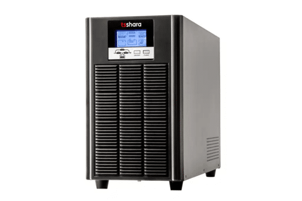 Nobreak TS Shara preto e cinza, de formato vertical, apresentado em perspectiva sobre fundo branco. O equipamento possui uma tela digital azul na parte superior, painel de controle frontal e uma ampla grade de ventilação na parte inferior.