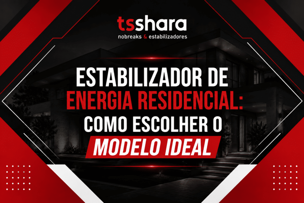 Arte da TS Shara com o título “Estabilizador de energia residencial: como escolher o modelo ideal”, sobre o fundo de uma casa moderna durante a noite. A composição usa elementos gráficos em vermelho, preto e branco.