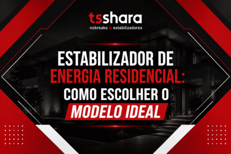 Arte da TS Shara com o título “Estabilizador de energia residencial: como escolher o modelo ideal”, sobre o fundo de uma casa moderna durante a noite. A composição usa elementos gráficos em vermelho, preto e branco.